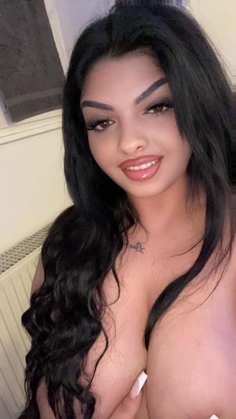 Viktoria Lux - Bild 1 von 9